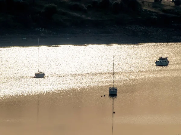 Barcos Lago Atardecer Amarrados Con Una Boya Aguas Tranquilas Embalse — Foto de Stock