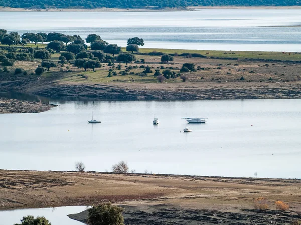 Αγκυροβολημένα Σκάφη Μια Λίμνη Στο Ηλιοβασίλεμα Μια Σημαδούρα Και Ήρεμα — Φωτογραφία Αρχείου