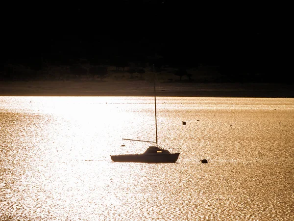 Boot Auf Einem See Bei Sonnenuntergang Mit Einer Boje Und — Stockfoto