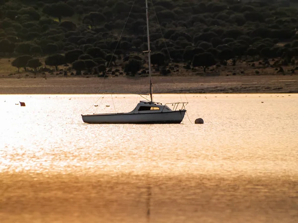 Barco Lago Atardecer Amarrado Con Una Boya Aguas Tranquilas Embalse — Foto de Stock