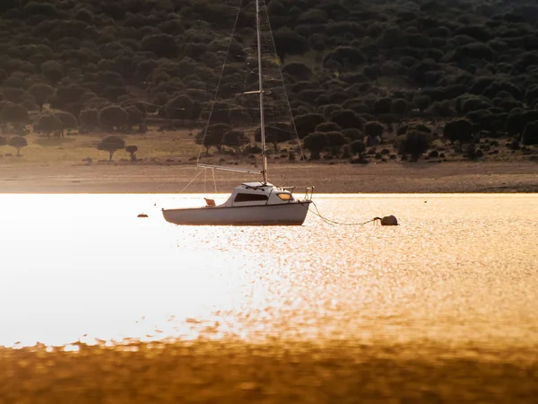 Boot Auf Einem See Bei Sonnenuntergang Mit Einer Boje Und — Stockfoto