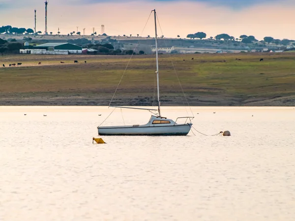 Boot Auf Einem See Bei Sonnenuntergang Mit Einer Boje Und — Stockfoto