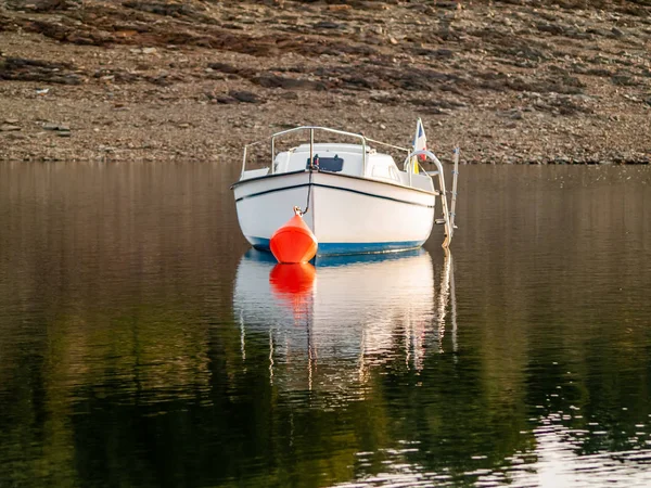 Boot Auf Einem See Bei Sonnenuntergang Mit Einer Boje Und — Stockfoto