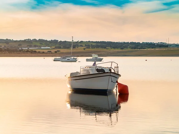 Boote Auf Einem See Bei Sonnenuntergang Vertäut Mit Einer Boje — Stockfoto