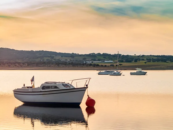 Boote Auf Einem See Bei Sonnenuntergang Vertäut Mit Einer Boje — Stockfoto