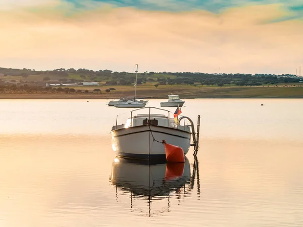 Boote Auf Einem See Bei Sonnenuntergang Vertäut Mit Einer Boje — Stockfoto