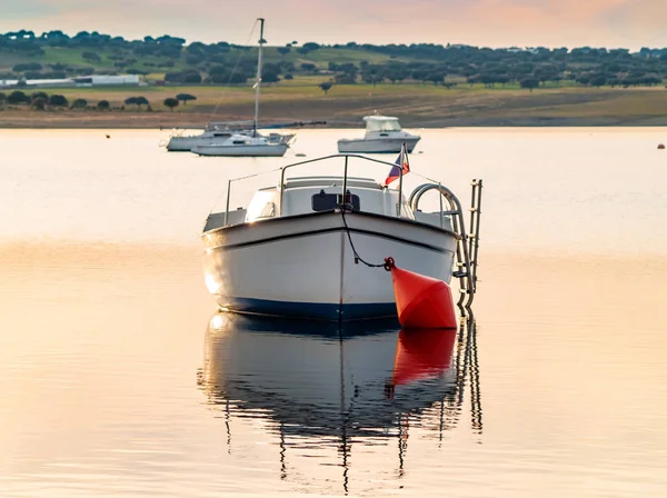 Boote Auf Einem See Bei Sonnenuntergang Vertäut Mit Einer Boje — Stockfoto