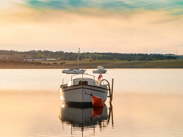 Boote Auf Einem See Bei Sonnenuntergang Vertäut Mit Einer Boje — Stockfoto