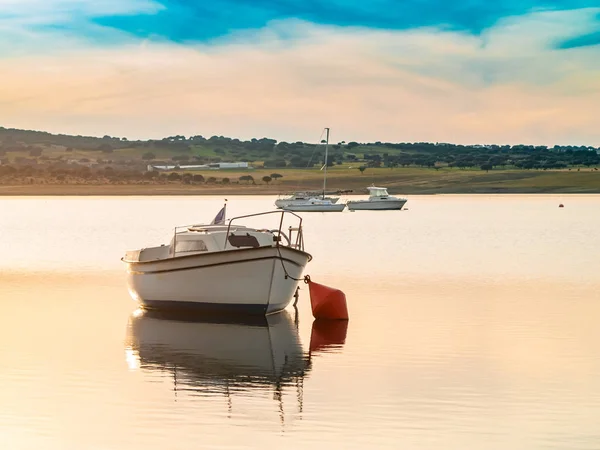 Boote Auf Einem See Bei Sonnenuntergang Vertäut Mit Einer Boje — Stockfoto