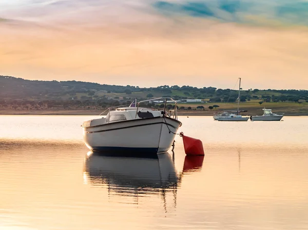 Boote Auf Einem See Bei Sonnenuntergang Vertäut Mit Einer Boje — Stockfoto