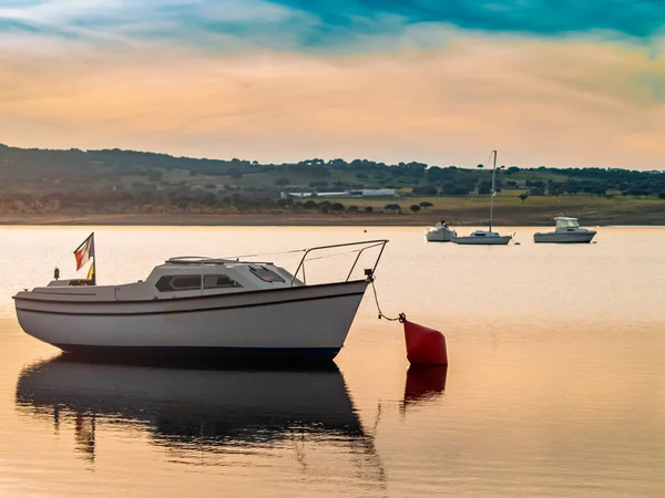 Boote Auf Einem See Bei Sonnenuntergang Vertäut Mit Einer Boje — Stockfoto