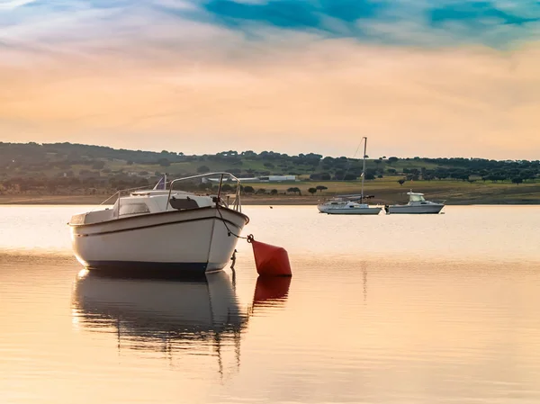 Boote Auf Einem See Bei Sonnenuntergang Vertäut Mit Einer Boje — Stockfoto