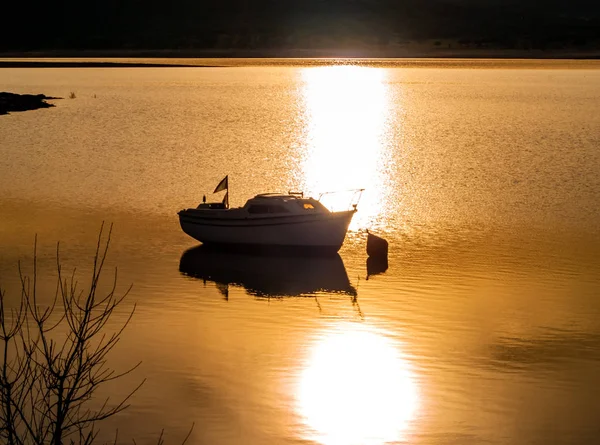 Βάρκα Μια Λίμνη Στο Ηλιοβασίλεμα Αγκυροβολημένο Στον Ταμιευτήρα Του Μάγια — Φωτογραφία Αρχείου