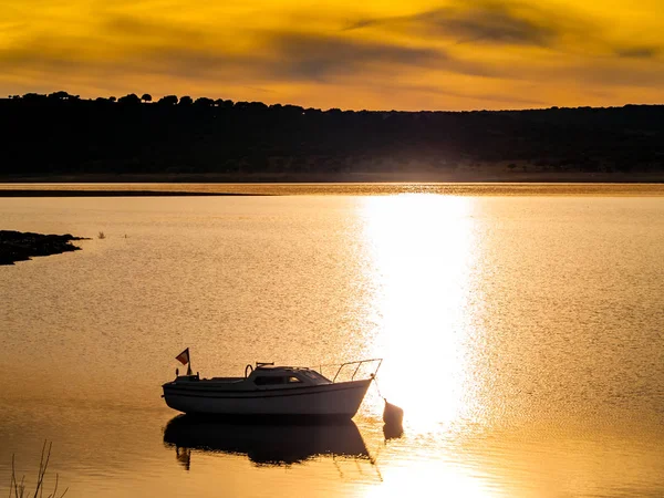 Boot Auf Einem See Bei Sonnenuntergang Vertäut Stausee Von Maya — Stockfoto