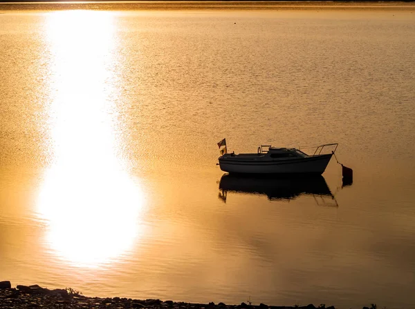 Barco Lago Atardecer Amarrado Embalse Maya España — Foto de Stock