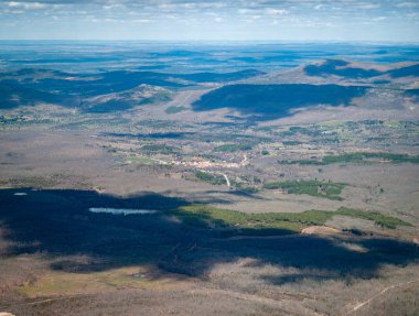 Bir dağ manzarası havadan görünümü üzerinde La Alberca, Salamanca, İspanya