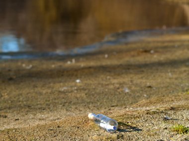 Metin mesajı bir kristal şişe su ve kum Beach