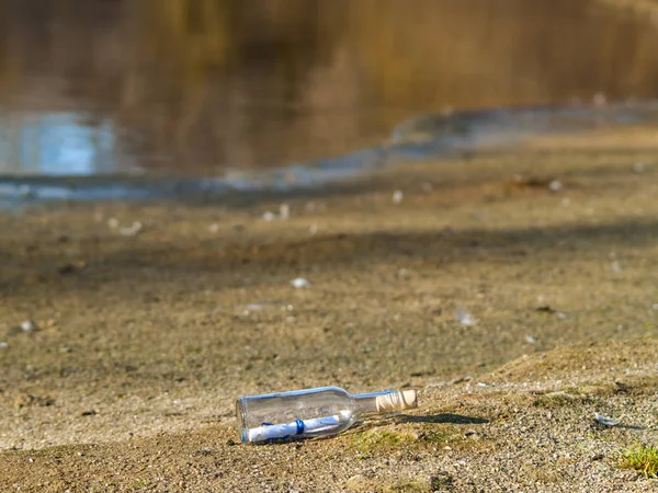 Sms Einer Kristallflasche Strand Mit Wasser Und Sand — Stockfoto