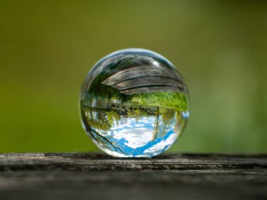 Kristal küredeki berrak gökyüzünün yansımaları 