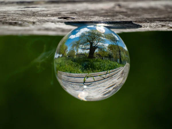 Odraz Čirné Oblohy Křišťálovém Kouli — Stock fotografie