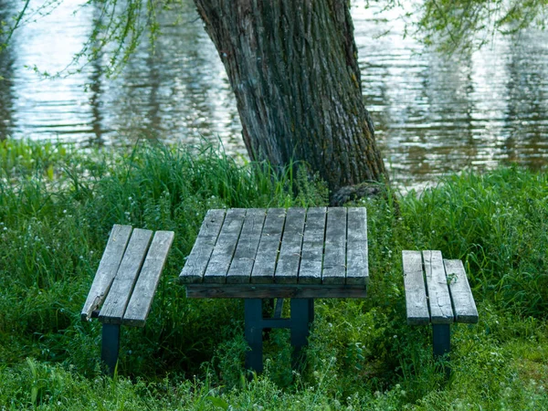 桌子和长凳美丽的湖在西班牙 — 图库照片