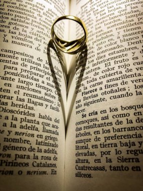 Açık kitapta altın yüzük 