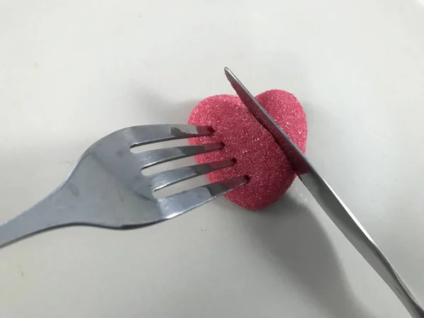 Tenedor Cuchillo Cortando Dulces Forma Corazón Aislado Blanco — Foto de Stock