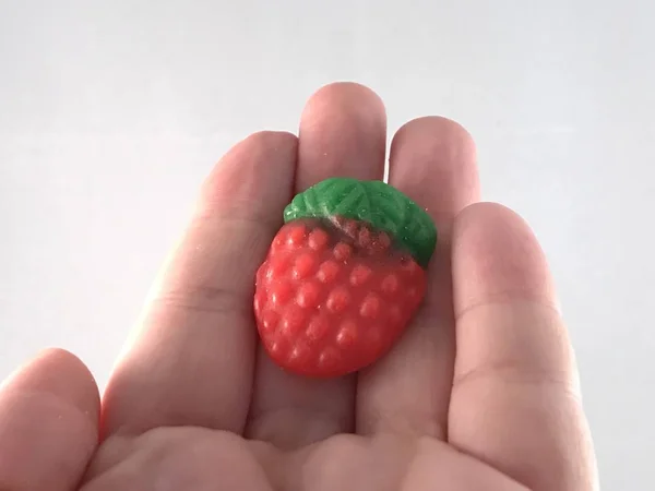 Person Mit Süßen Bonbons Form Von Himbeeren Isoliert Auf Weiß — Stockfoto