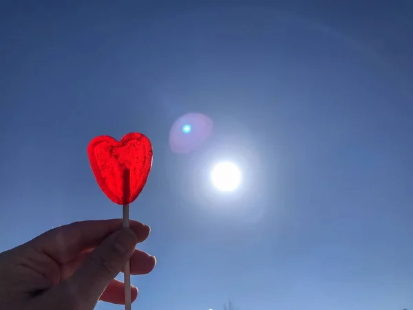 Uma Mulher Com Pirulito Vermelho Mão Fundo Azul — Fotografia de Stock