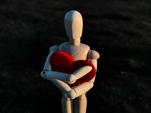 Деревянный Манекен Красным Сердцем Руках Концепция Романтизма Любви — стоковое фото