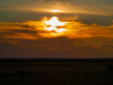 günbatımı turuncu gökyüzü Cabeza de Diego Gomez, Salamanca, İspanya