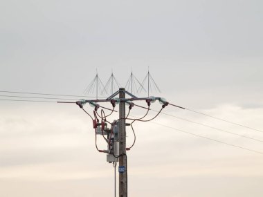 Mavi gökyüzü ile elektrik Kulesi