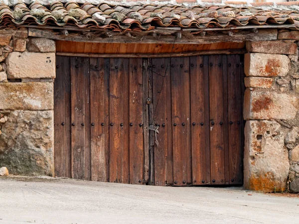 石の壁と建物の古いドア — ストック写真