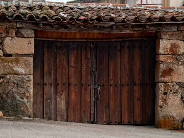 石の壁と建物の古いドア — ストック写真