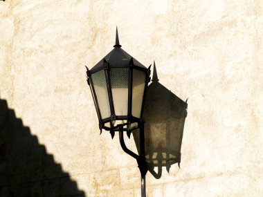 bir evin duvarında vintage lamba