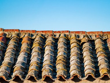 Eski binanın çatı 