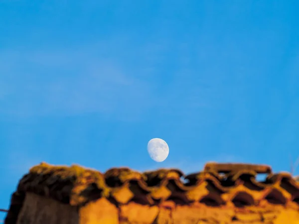 Pleine Lune Dans Ciel Dessus Toit — Photo