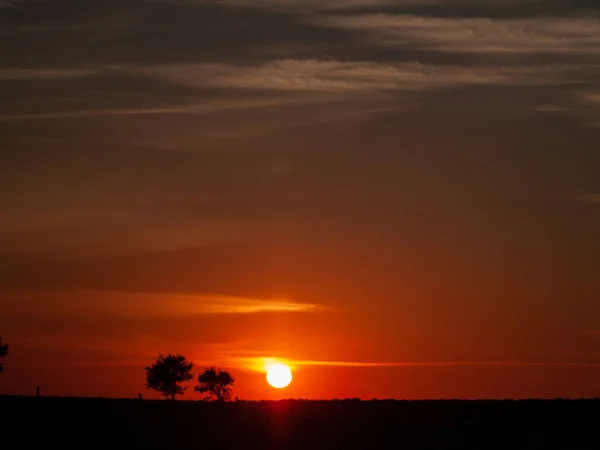 Céu Laranja Romântico Pôr Sol Com Poucas Nuvens Rastos Químicos — Fotografia de Stock