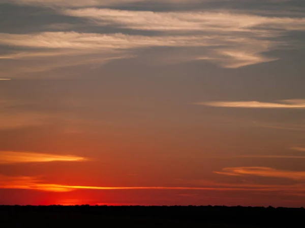 Céu Laranja Romântico Pôr Sol Com Poucas Nuvens Rastos Químicos — Fotografia de Stock