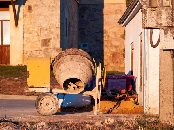 Starý Betonový Mixér Španělské Vesnici — Stock fotografie