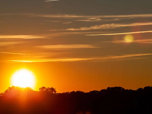 Pôr Sol Pasto Com Céu Romântico Com Chemtrails Brilho Lente — Fotografia de Stock