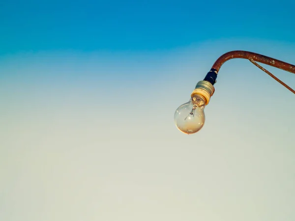 Lámpara Vieja Sobre Fondo Azul Cielo —  Fotos de Stock