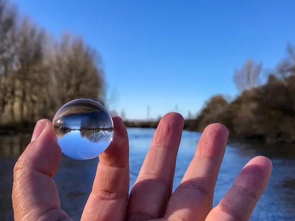 Persona Con Una Bola Cristal Mano Reflejando Naturaleza Salamanca España — Foto de Stock