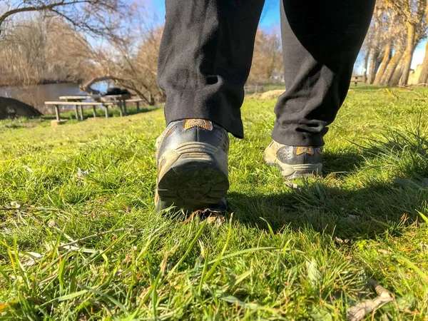 Hombre Zapatos Viejos Caminando Sobre Hierba — Foto de Stock