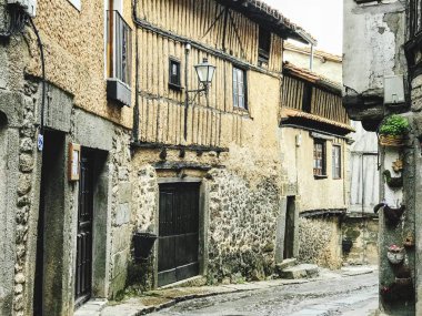 Eski İspanyol kasabasındaki antik binalar 