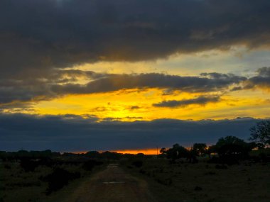 günbatımı turuncu gökyüzü La Alberca, Salamanca, İspanya