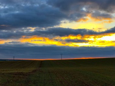 günbatımı turuncu gökyüzü La Alberca, Salamanca, İspanya