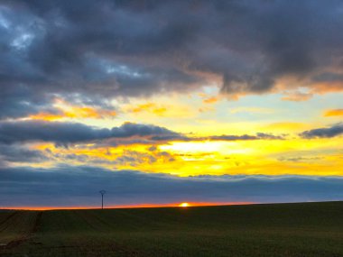 günbatımı turuncu gökyüzü La Alberca, Salamanca, İspanya