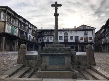 Eski şehrin ana meydanından karşıya geç. 