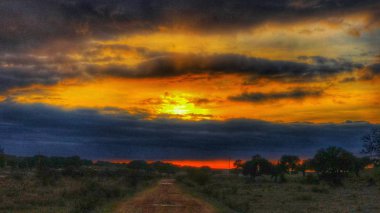 günbatımı turuncu gökyüzü La Alberca, Salamanca, İspanya